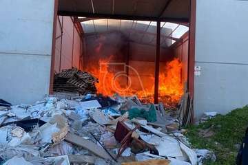 Los bomberos emplean más de 200.000 litros de agua y 9 horas de trabajo para sofocar el incendio de El Goro/TA.